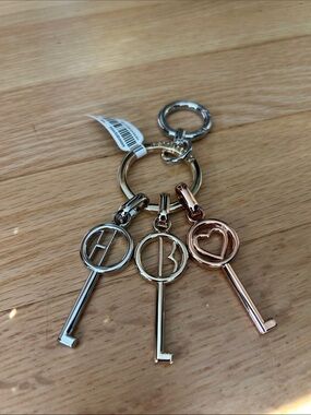 Henri Bendel NWT Three-Tone Key Charm Keyring - Dust bag included!